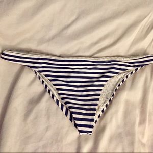 Acacia navy and cream bottoms size large